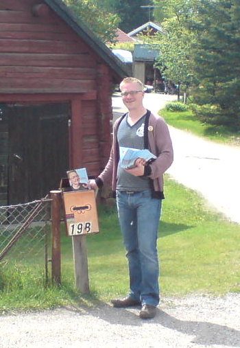 andreas-delar-ut-broschyrer-i-brevlador Jag delar ut broschyrer med den goa tanten Marit Paulsen i Kolartorp.