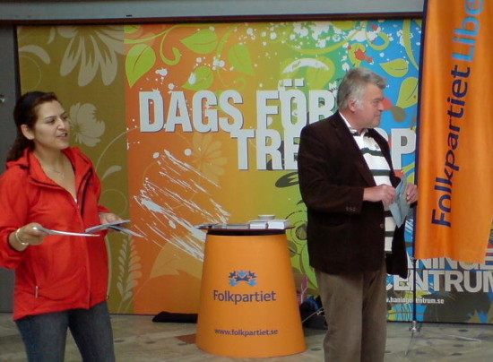 eu-kampanj-2009-sepideh-och-john Sepideh och John kampanjar i Haninge Centrum dagen innan EU-valet.