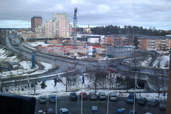 Wallenstams bygge vid Poseidons torg i Handen, sett från Peters rum i kommunhuset härom dagen. Wallenstams bygge vid Poseidons torg i Handen, sett från Peters rum i kommunhuset härom dagen.