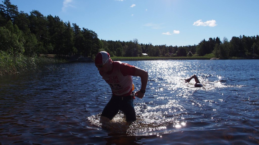 Tomas och Andreas på väg upp från första simningen. Foto: Nordslingan Swimrun.