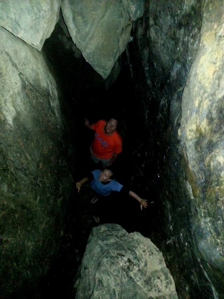 Christer och Elina i en grotta i Häggsta.