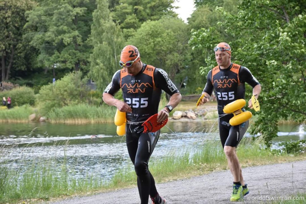 Tomas och jag på Stockholm Swimrun 2016. Man ser aldrig riktigt cool ut med en dolme byggd av flythjälpmedel för barn. Foto: World of Swimrun.