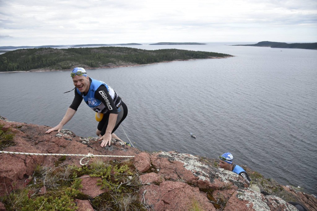 Jag och Tomas på väg upp från simning. Det heter inte "Höga kusten" för intet. Foto: Leif Wikberg / Höga Kusten Swimrun.