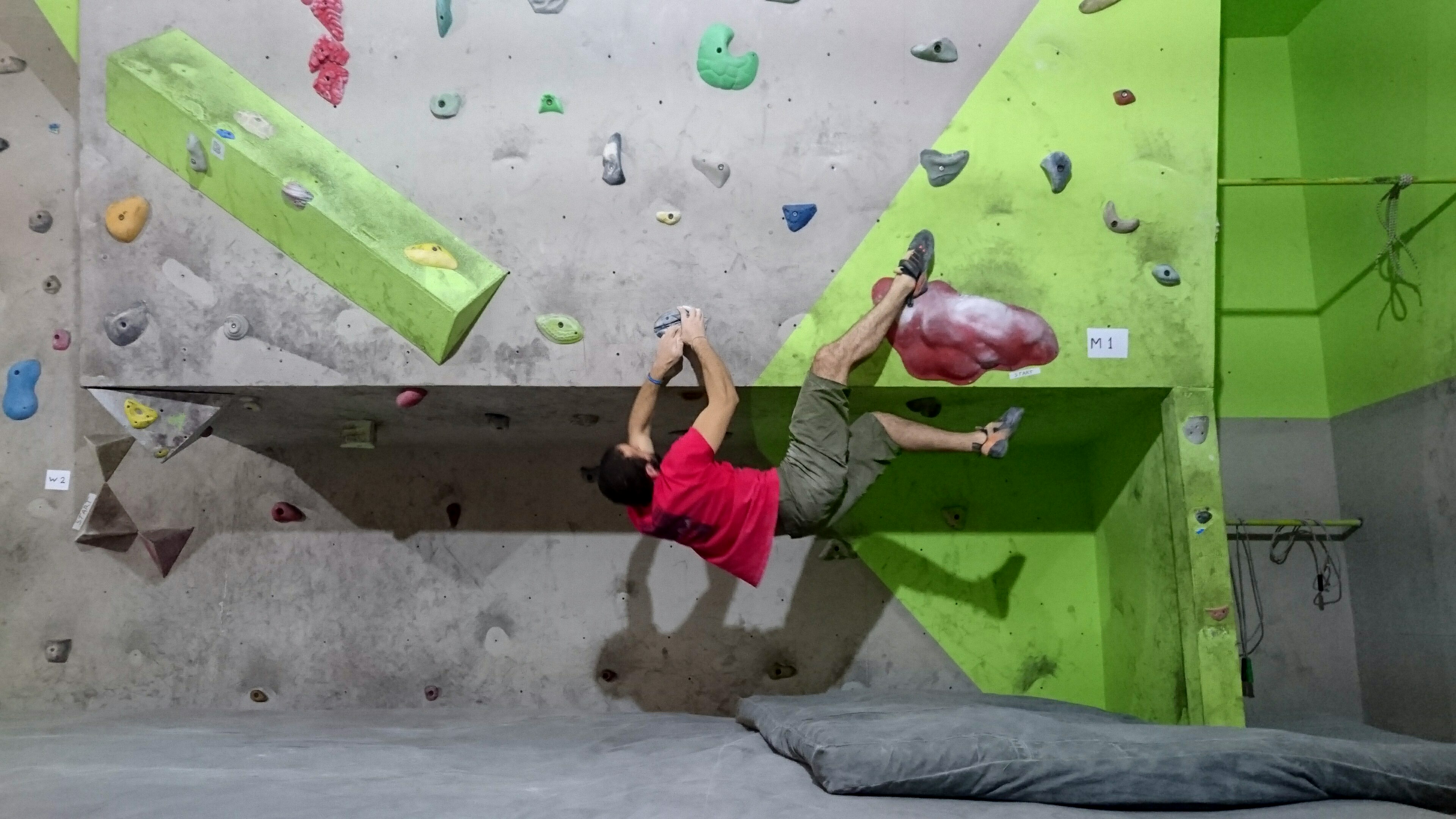 Bouldering på Pro Climbers i Tbilisi. Eventuellt även känt som Alp Club.