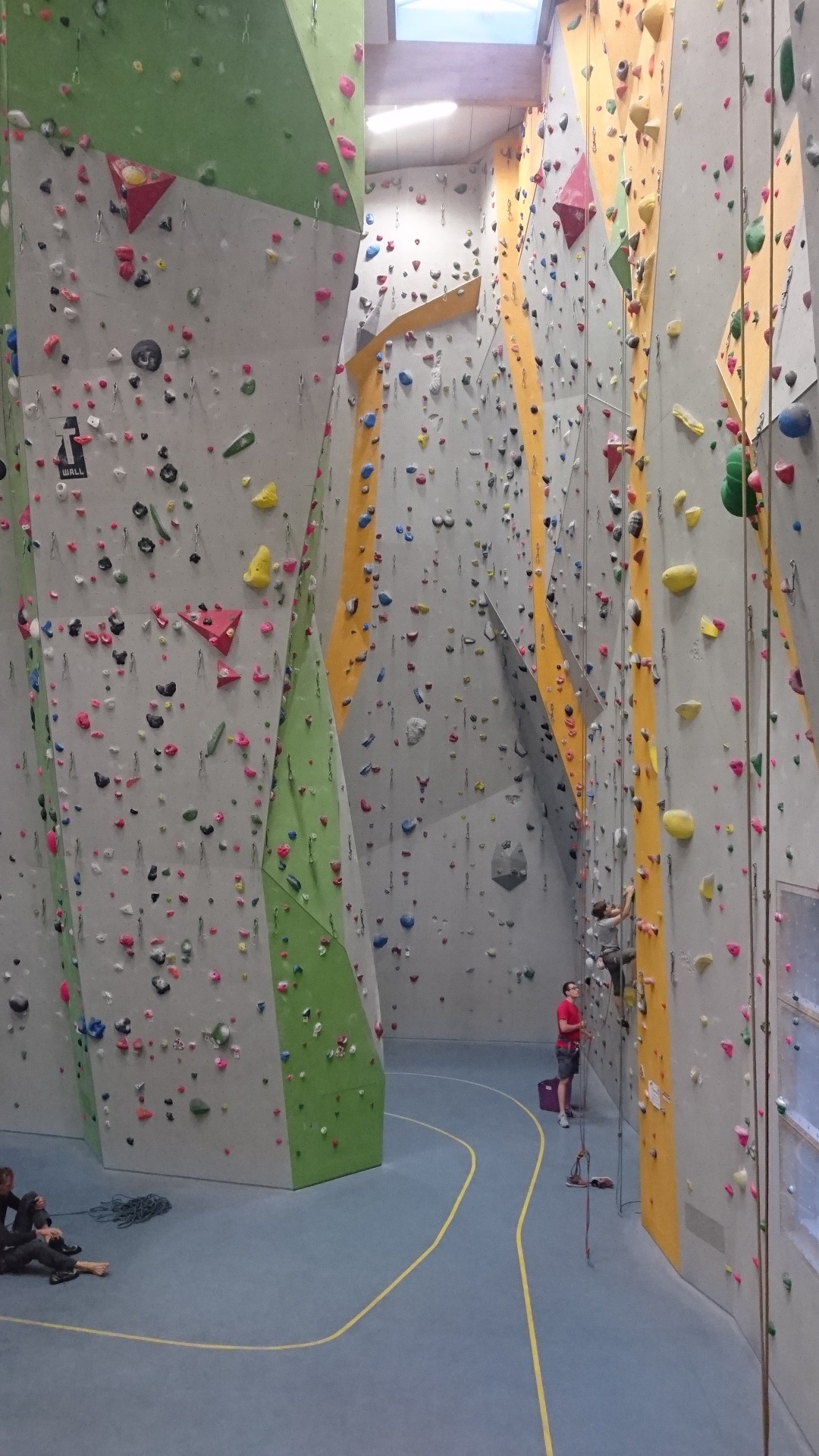 DAV (Deutscher Alpenverein) Alpine Club i Berlin. Bouldringen var blygsam men med välsatta problem. Sådär. Repklättringen förefaller bättre, men provkördes inte.