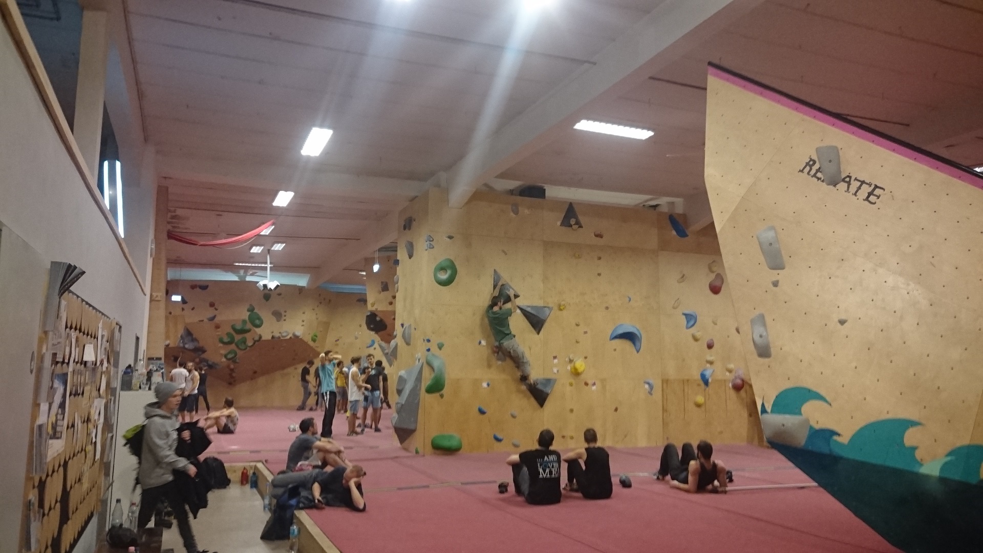 Boulderklub Kreuzberg i Berlin. Bli inte skrämd av plywooden. Här har vi duktiga ledbyggare och fin kvalité på greppen. Bra.