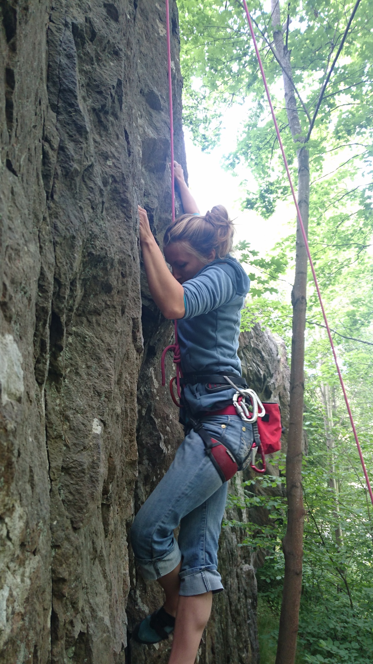Elina Linnala är bra på att klättra. Sickla, vad nu klippan heter.