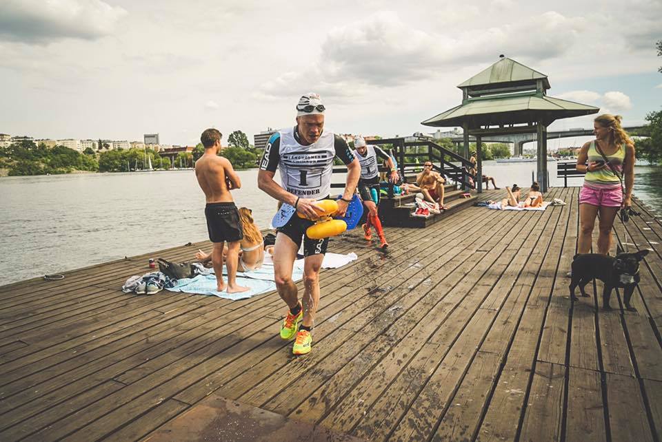 Långholmen Swimrun 2017. Fortfarande i ledning, men inte länge till.