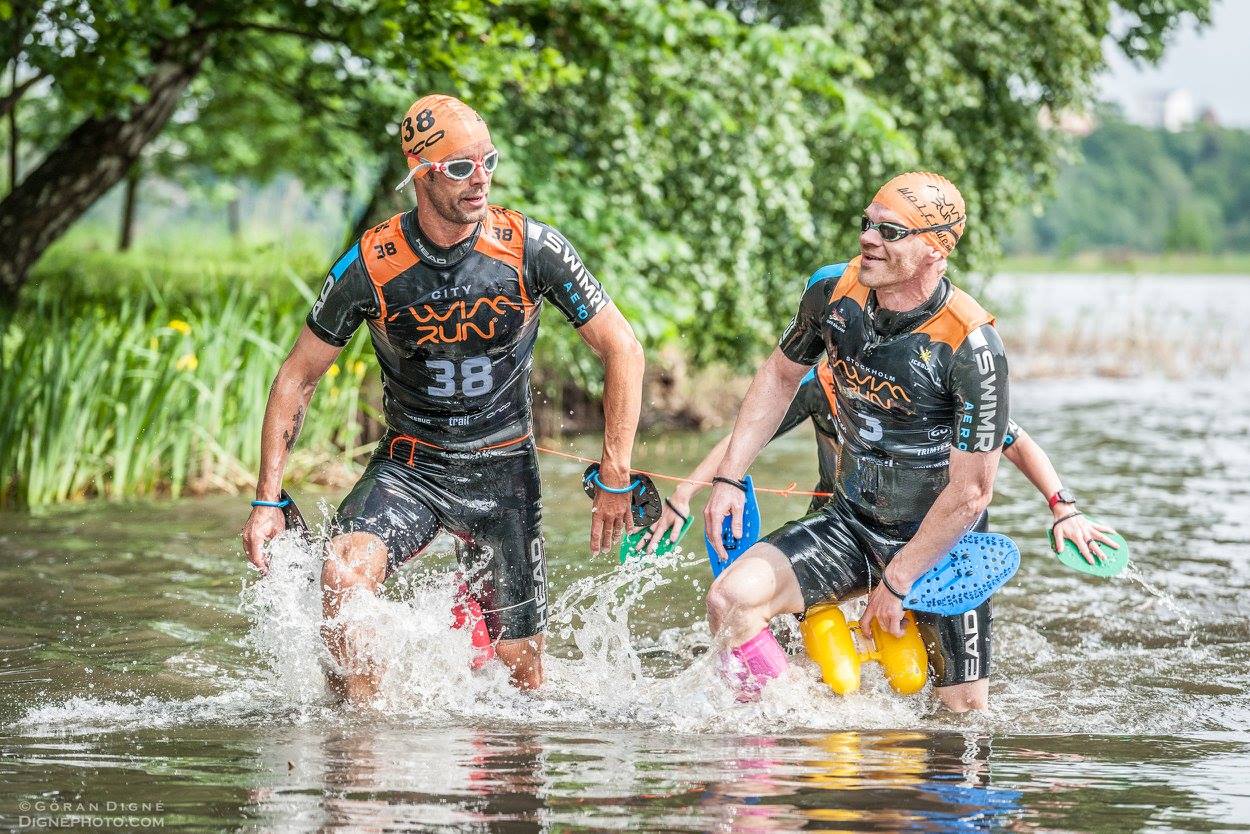 Stockholm Swimrun 2017. Andreas byter några ord med Andrew Maclean.