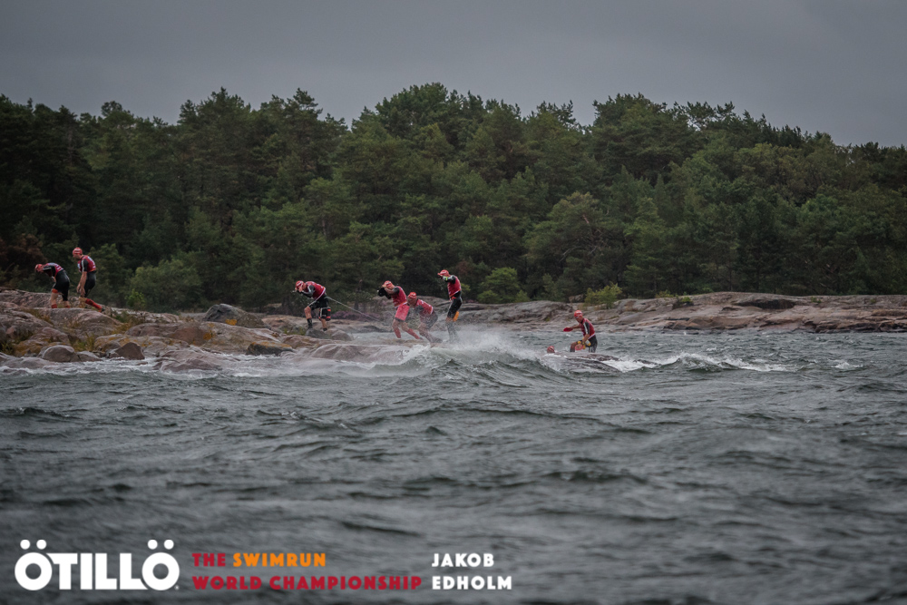 Tävlande i Ötillö 2017 på blåsig klippa.