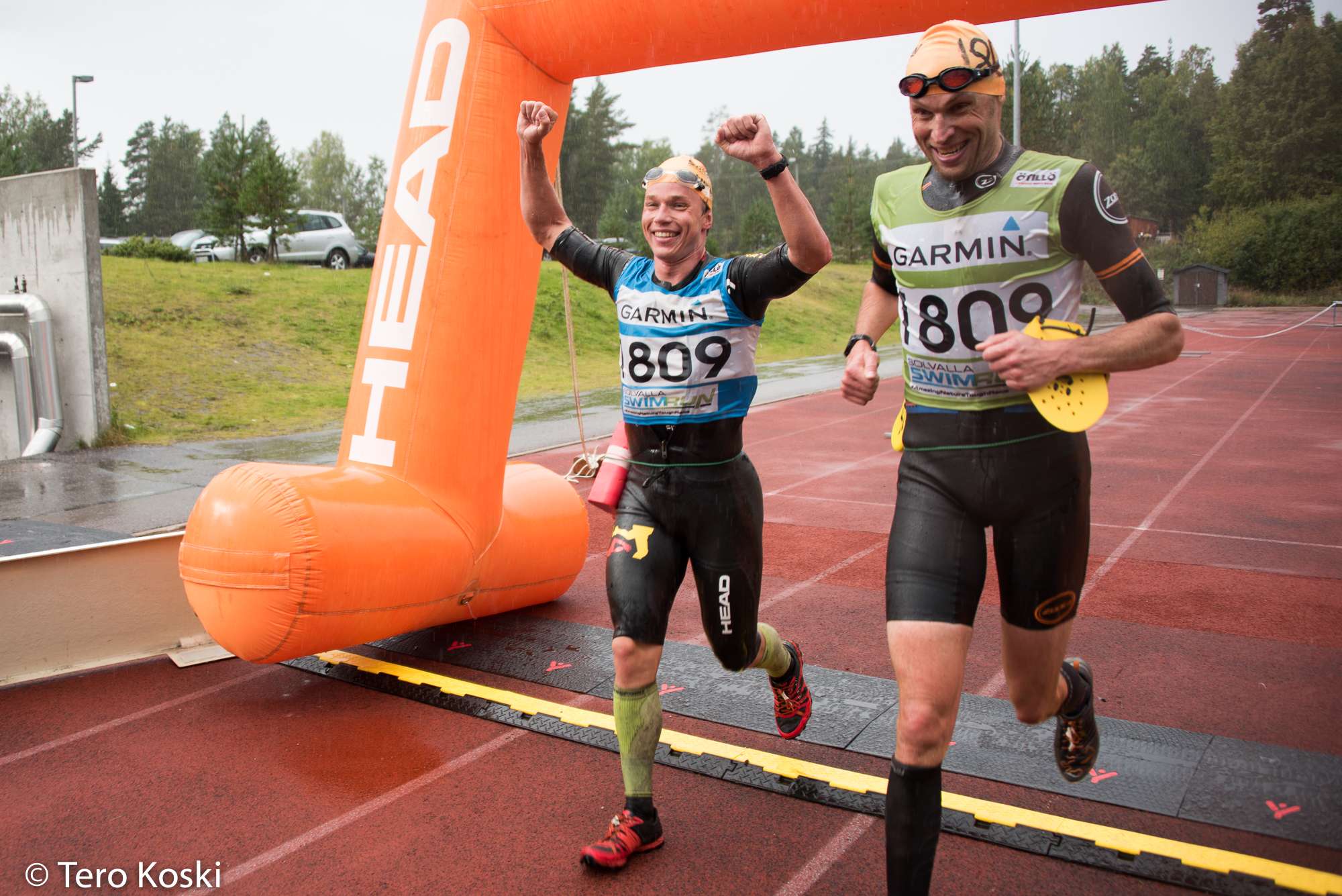 Teemu Lemmettylä och Teemu Toivanen passerar mållinjen och vinner.